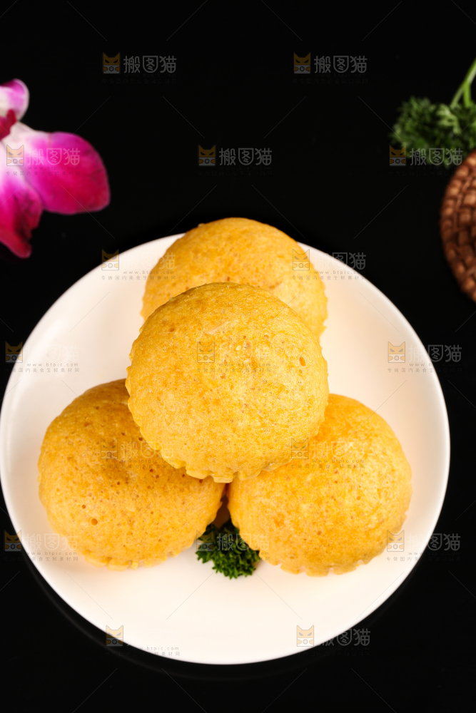 盘子里装着古法马拉糕