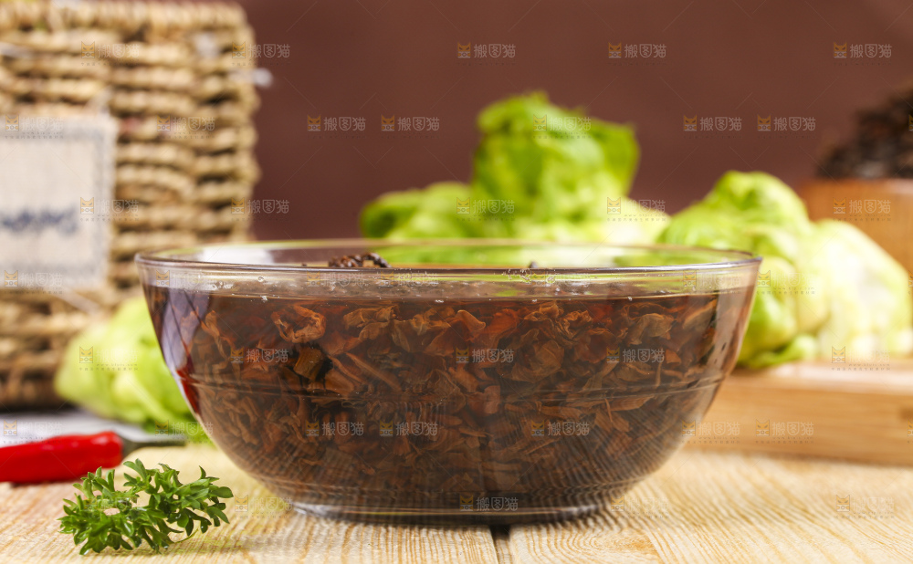 木板上放着绍兴梅干菜