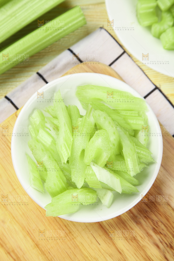 木板上放着一盘西洋芹