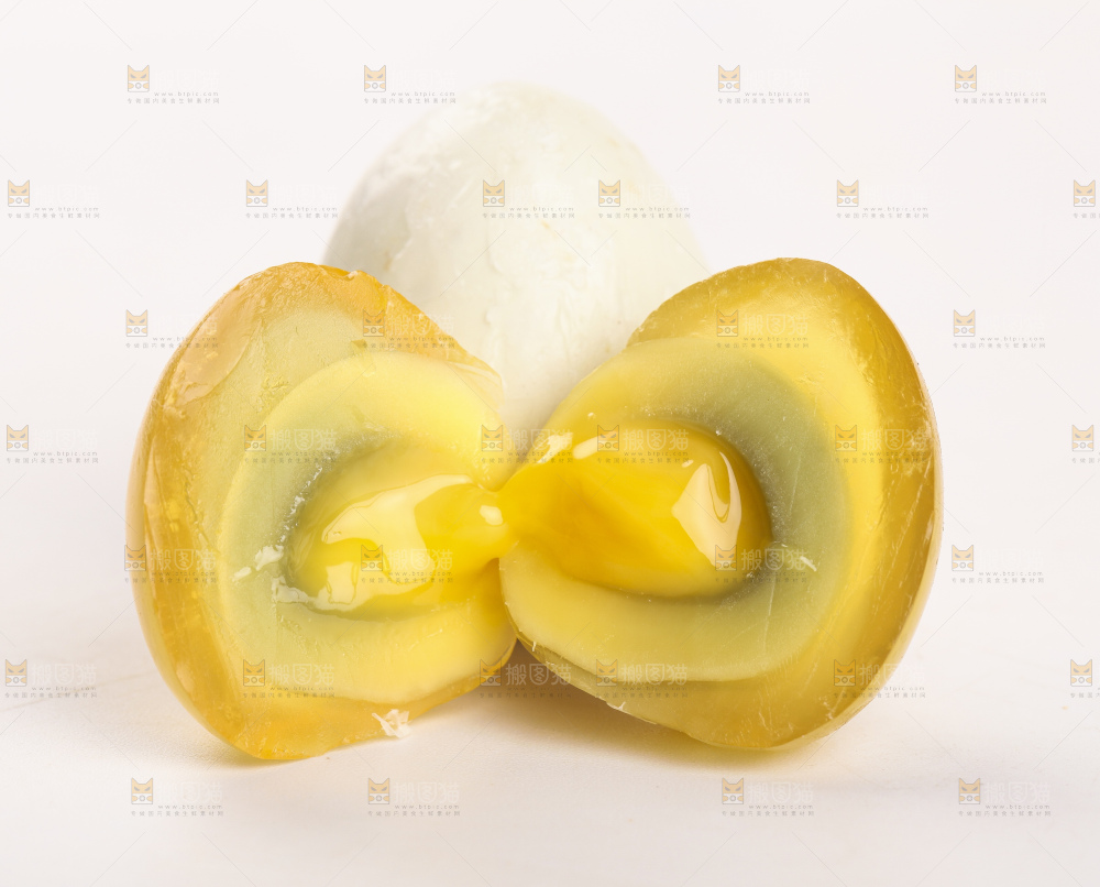 白底上放着新鲜鹌鹑皮蛋
