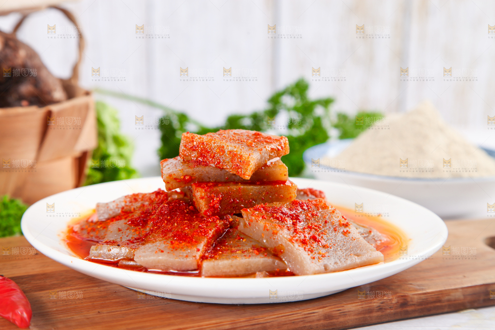 盘子里装着凉拌魔芋豆腐