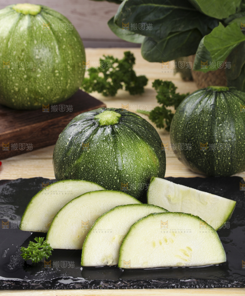 黑石板上放着花皮小南瓜