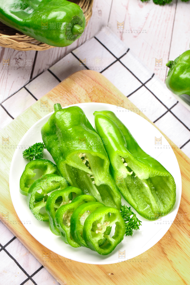 盘子里的薄皮青椒
