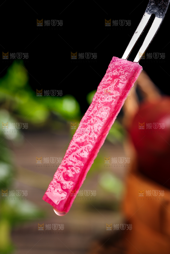 叉子上叉着土豆果肉