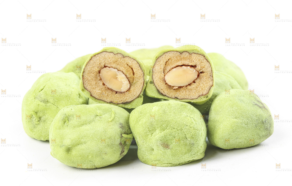切开的抹茶味奶枣放在白底上