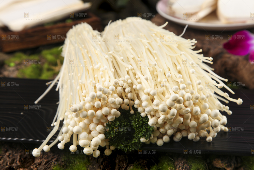 黑石板上的金针菇