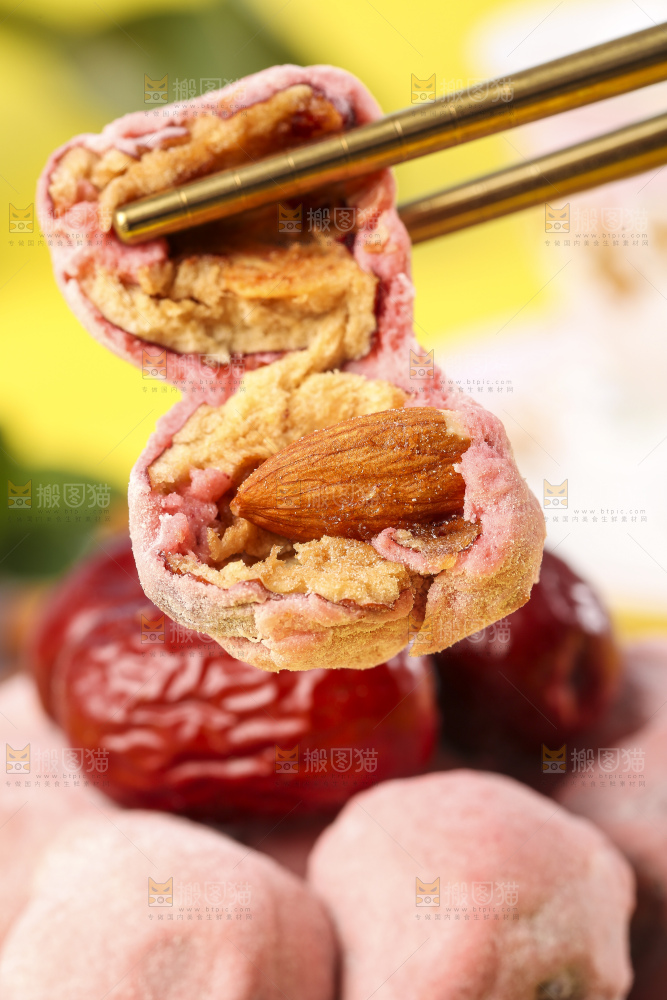 筷子夹着掰开的草莓味夹心奶枣