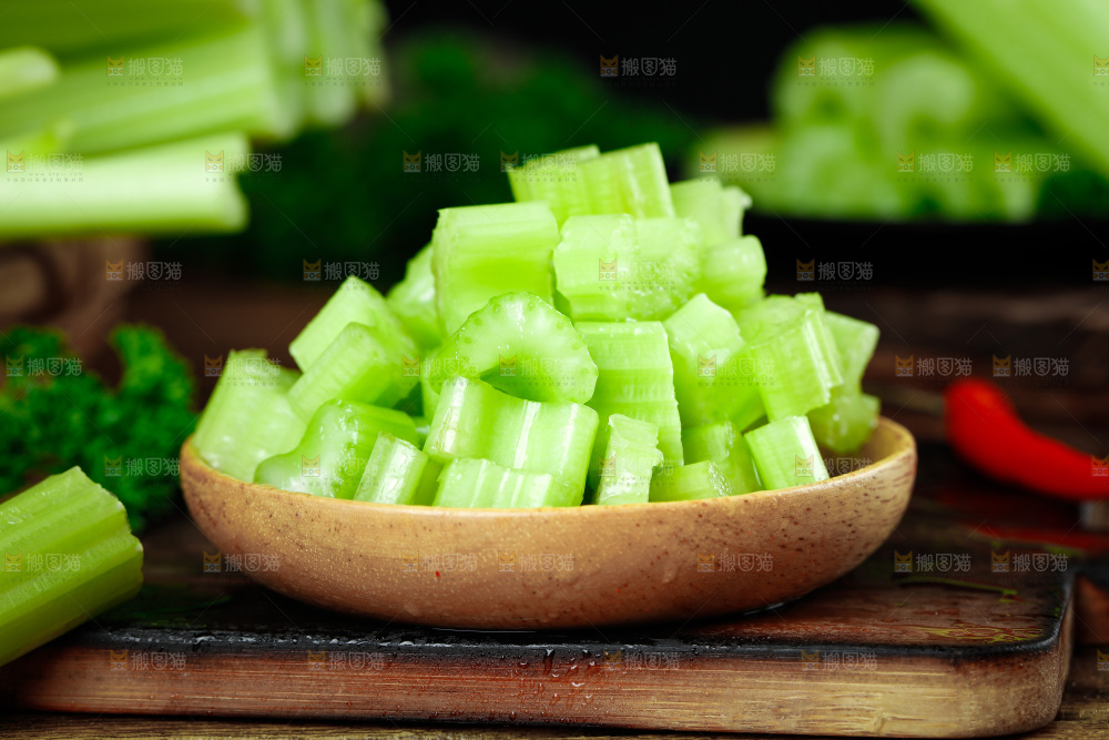 黑石板上的西芹丁