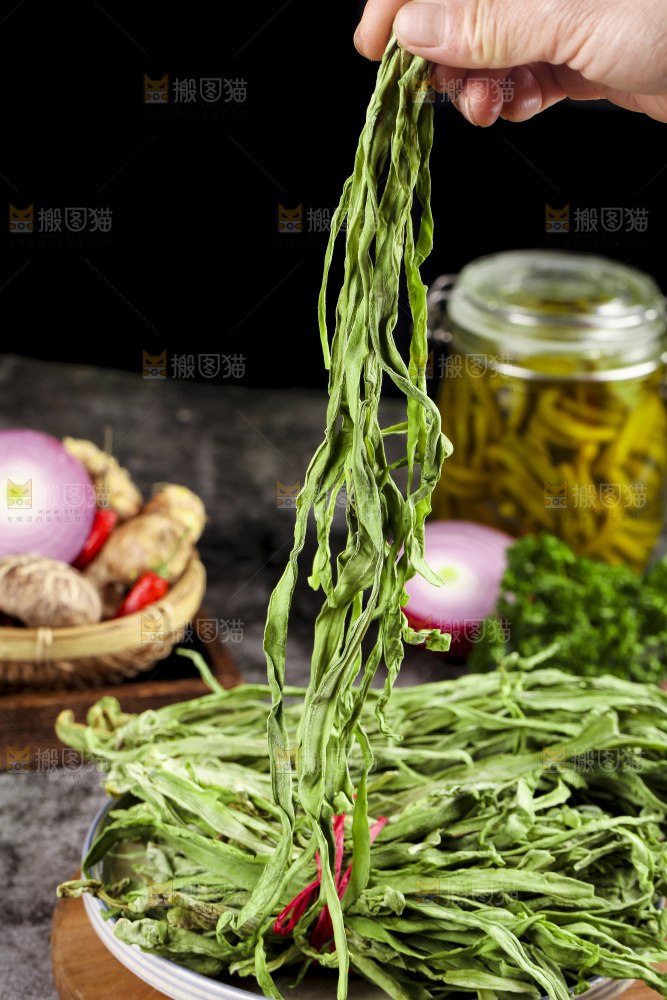 深底上放着干苔菜