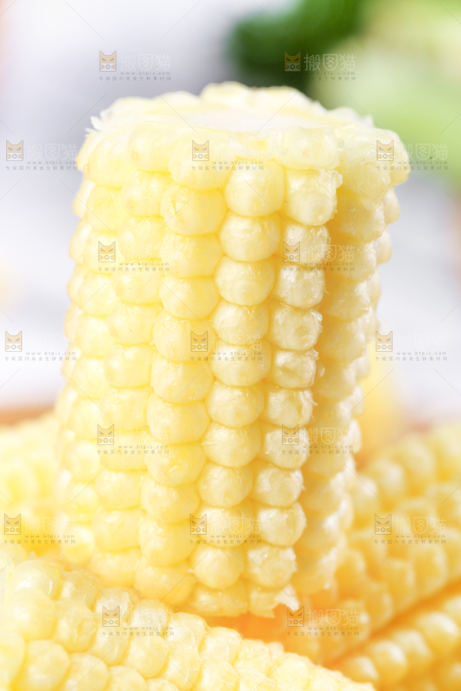 木板上放着水果玉米笋