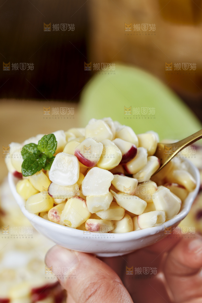 手拿一碟花糯玉米粒