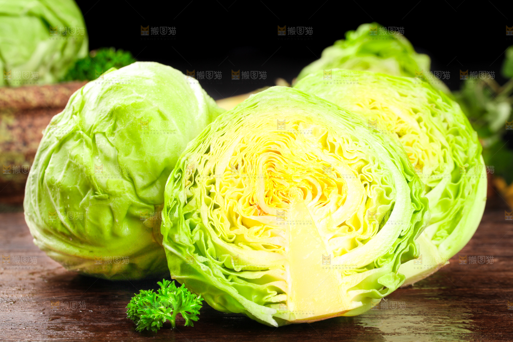 黑底上放着绿甘蓝