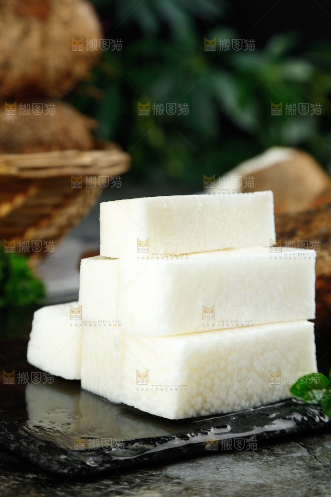石板上的新鲜山药