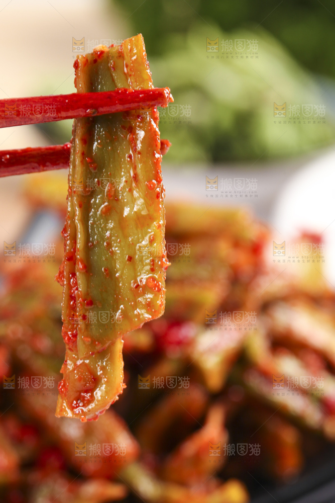 筷子上夹着红油贡菜