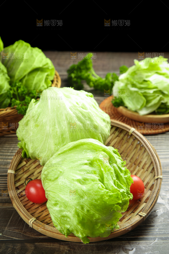 黑石板上放着圆生菜