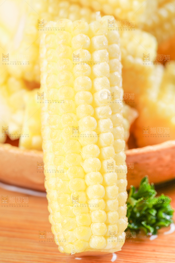 木板上放着水果玉米笋