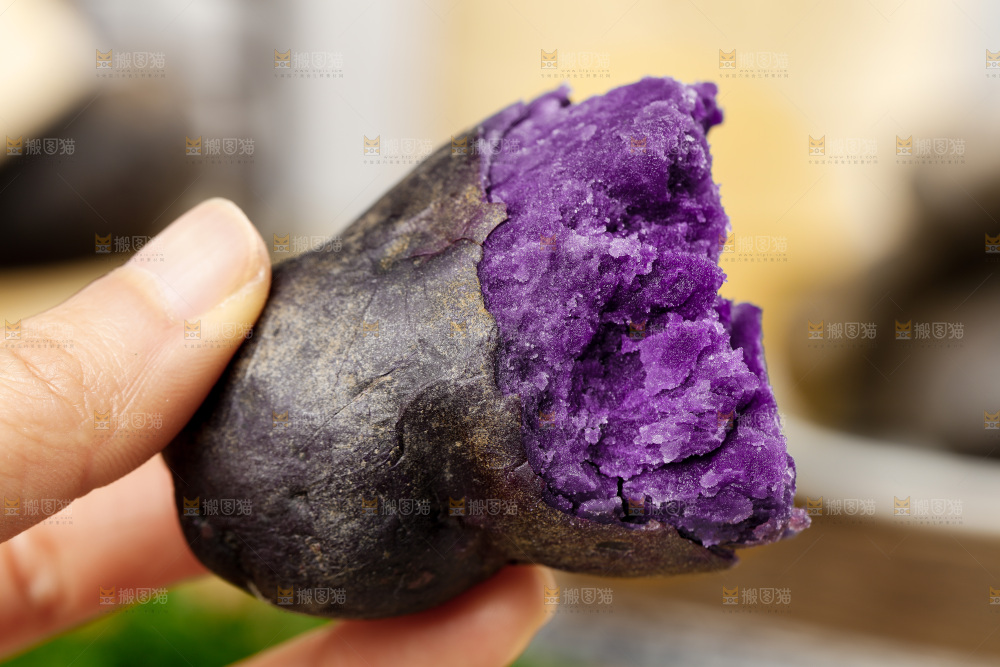 手里拿着新鲜土豆