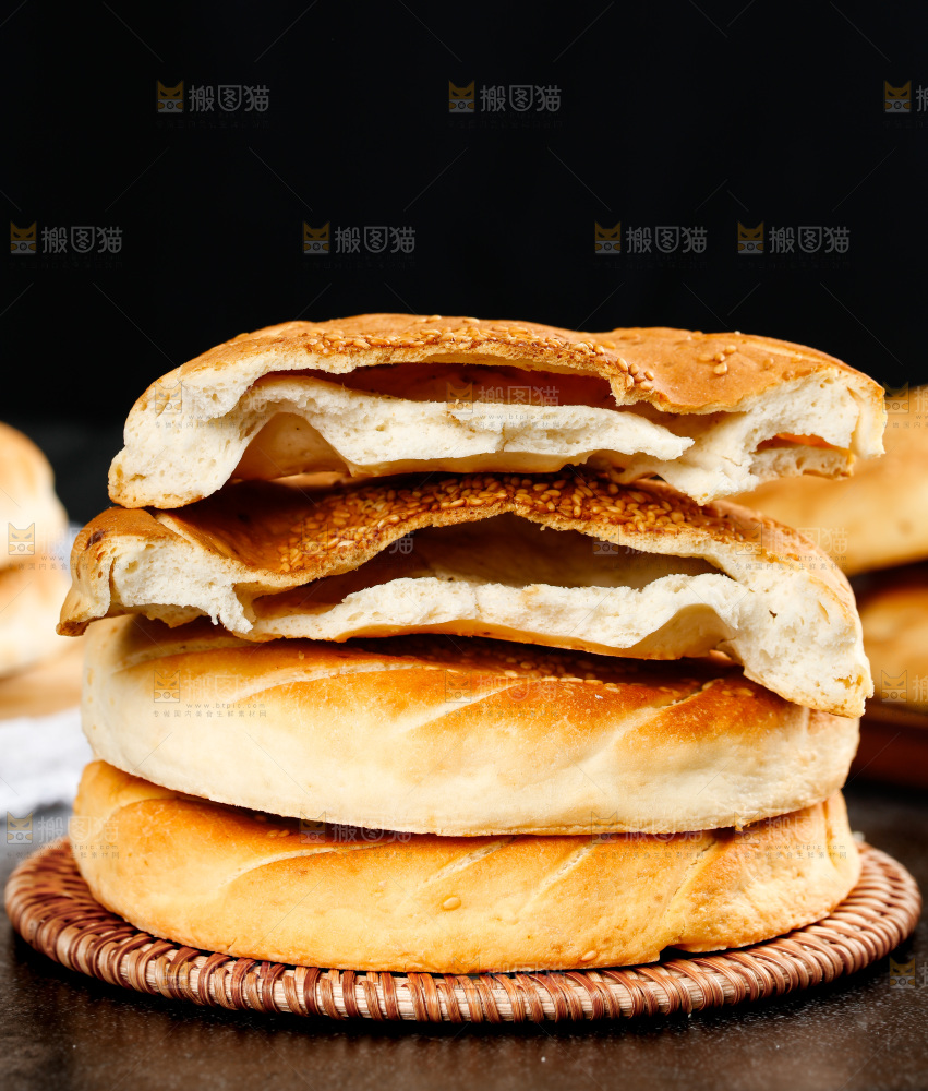 黑石板上的手工烧饼