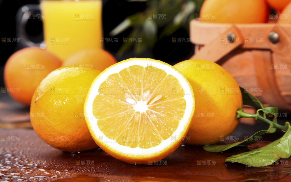 木板上摆放着柠檬