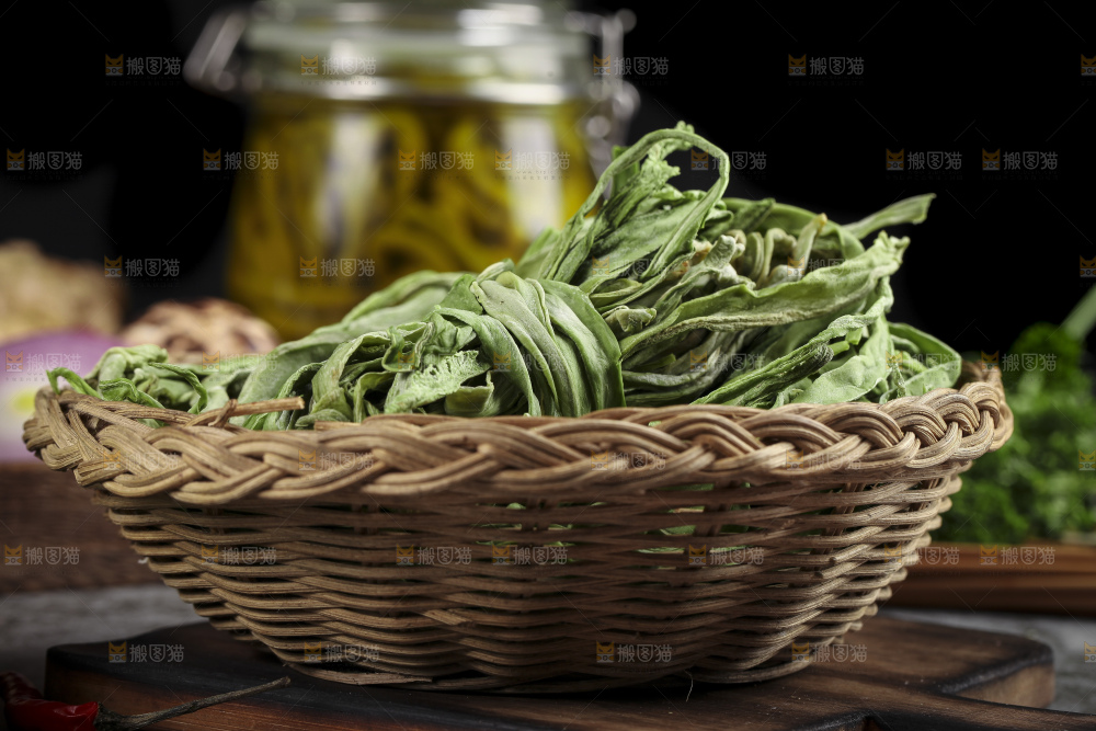 篮子里的干苔菜