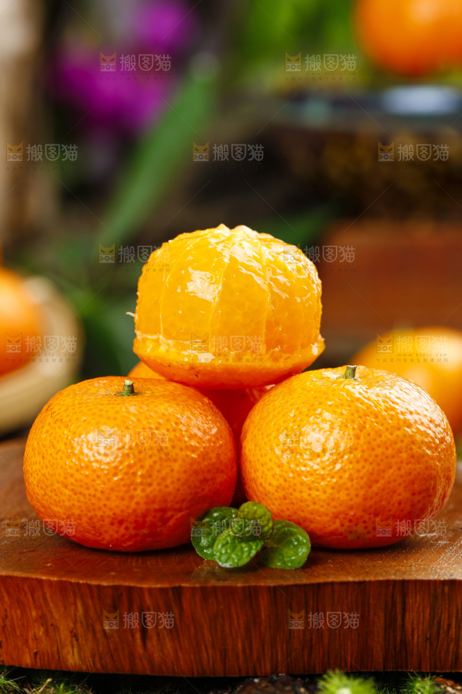 木底上放着削皮的广西砂糖橘