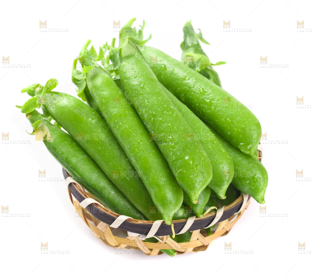 一筐新鲜豌豆放在白底上