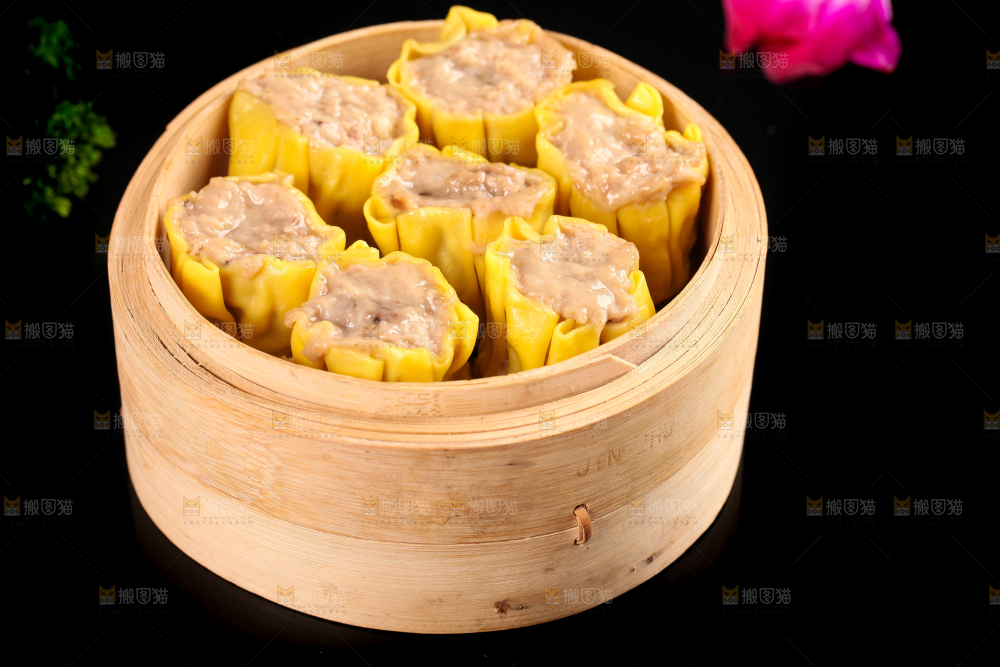 蒸笼里的糯米猪肉烧麦