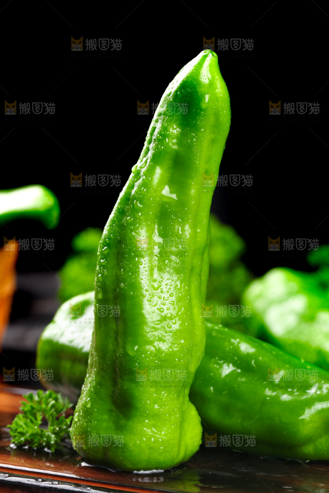 盘子里的薄皮青椒