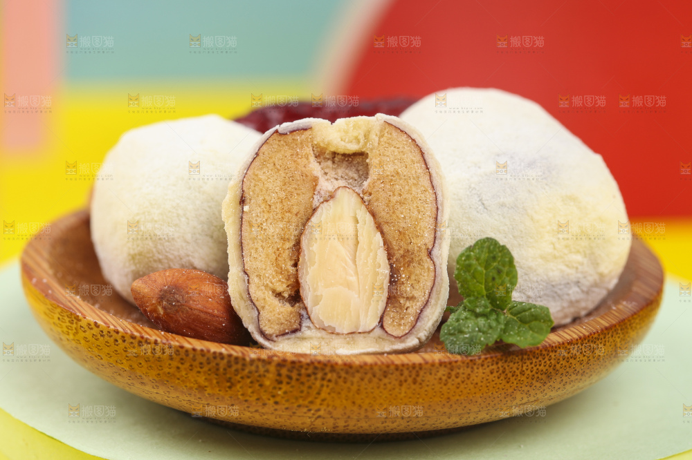 一碟杏仁奶枣放在浅底上