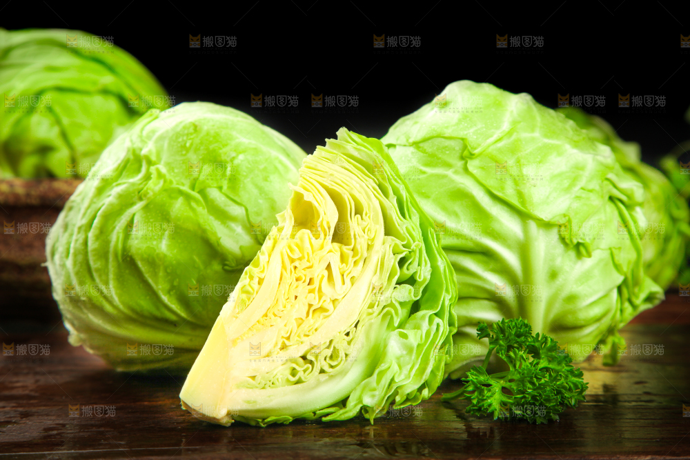 黑底上放着绿甘蓝