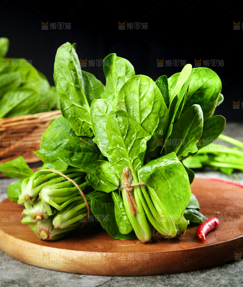木板上放着绿色菠菜