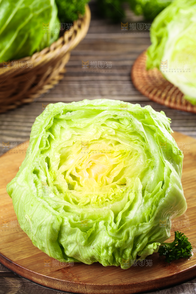 深底上的圆形生菜