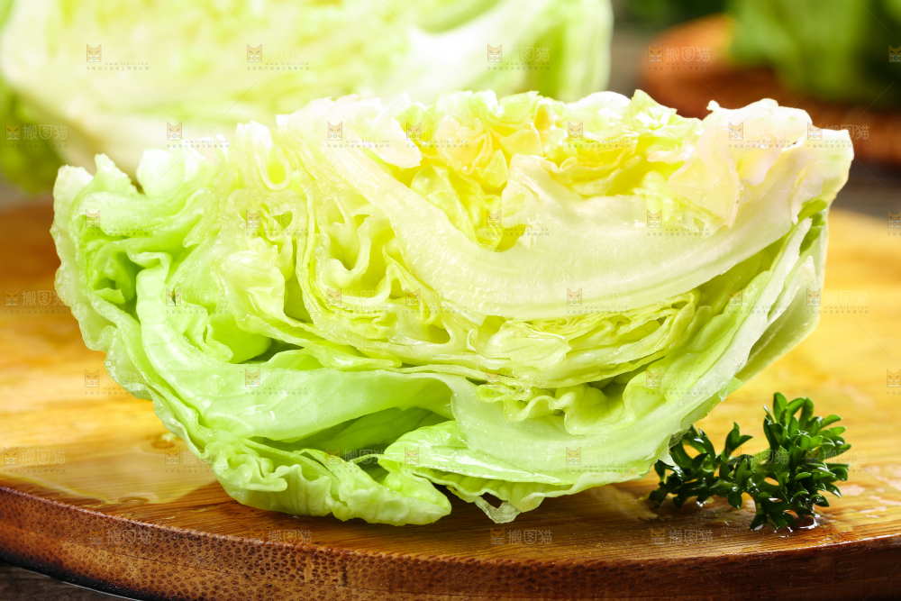 深底上的圆形生菜