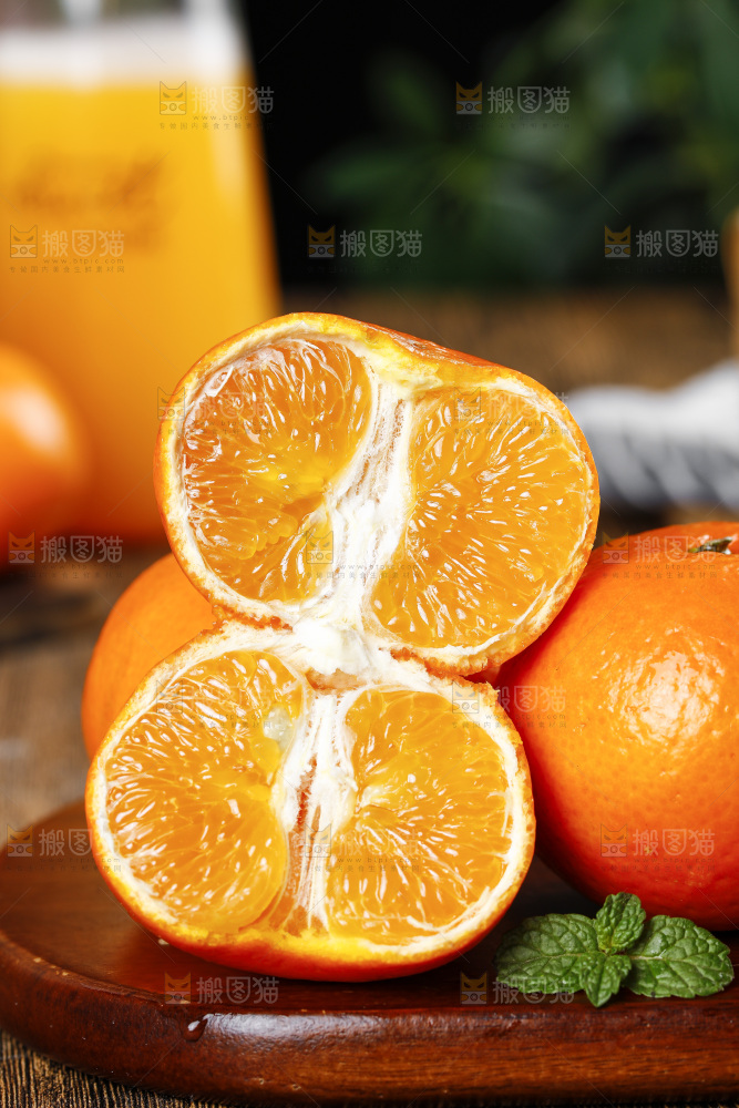 掰开的皇帝柑放在木底上