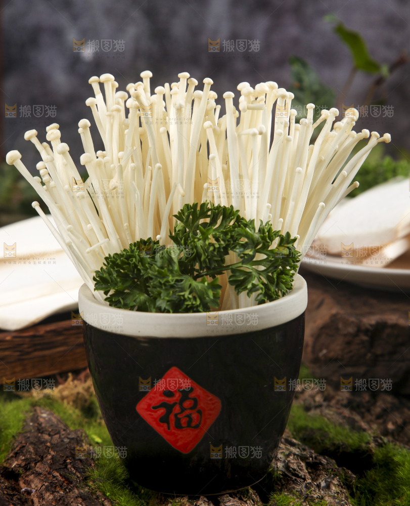 杯子里装着新鲜金针菇