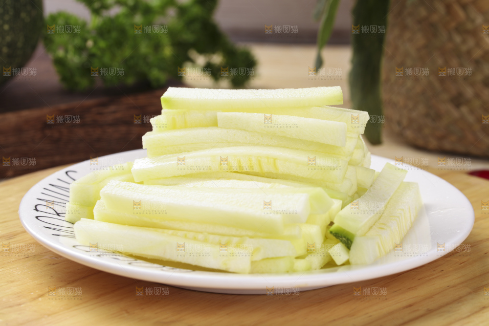 木板上放着嫩南瓜果肉