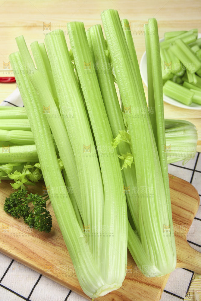 木板上的洋芹菜