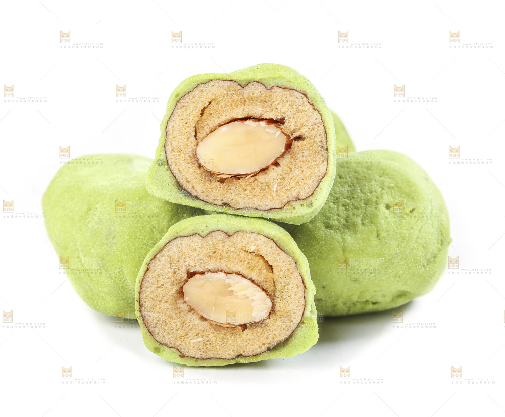 切开的抹茶味奶枣放在白底上