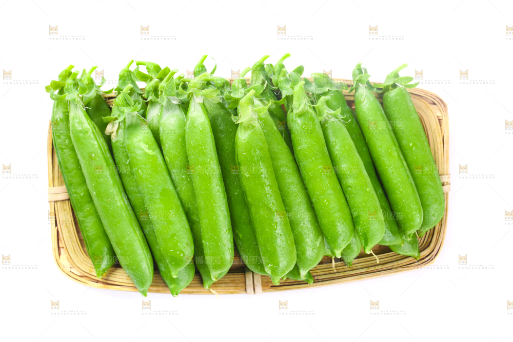 一盘新鲜豌豆放在白底上