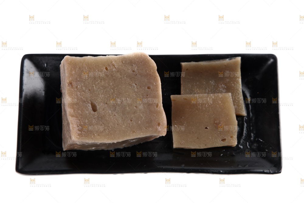 白底上放着一盘魔芋豆腐