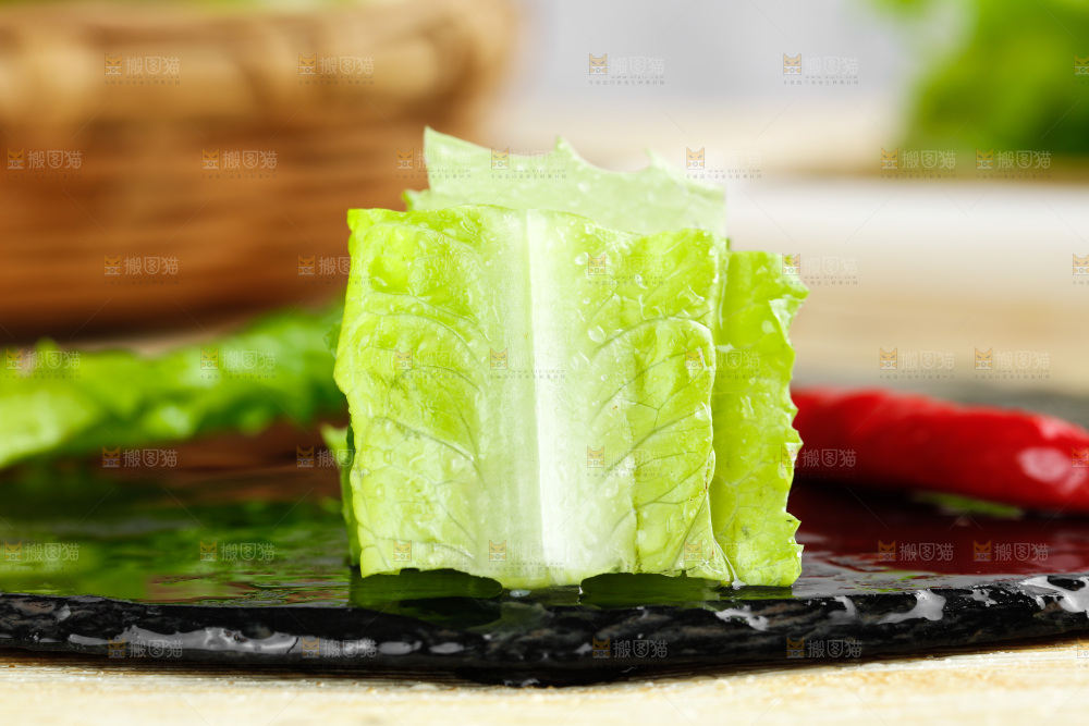 黑石板上放着新鲜油麦菜