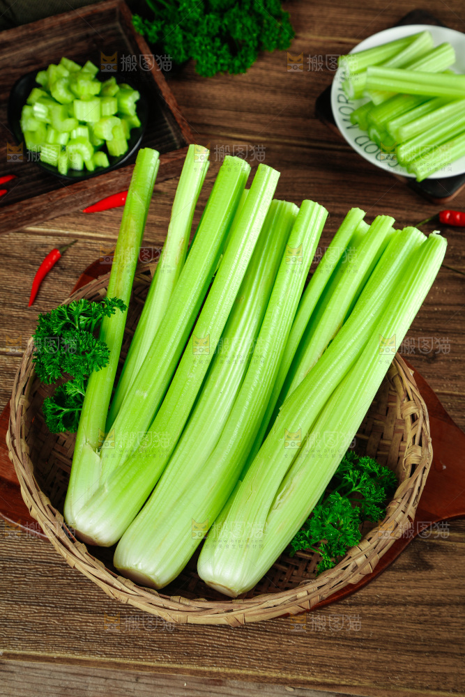 篮子里装着农家新鲜芹菜