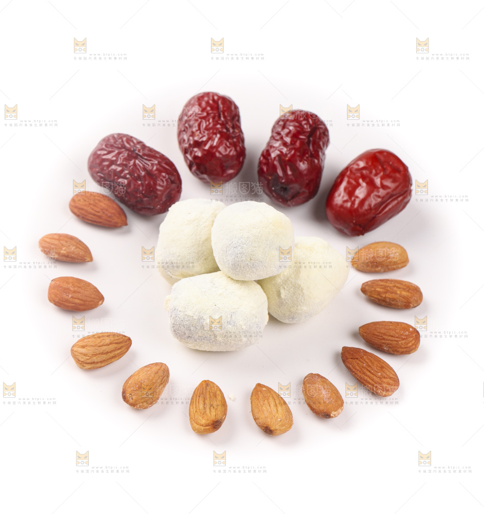 白底上的巴旦木奶枣