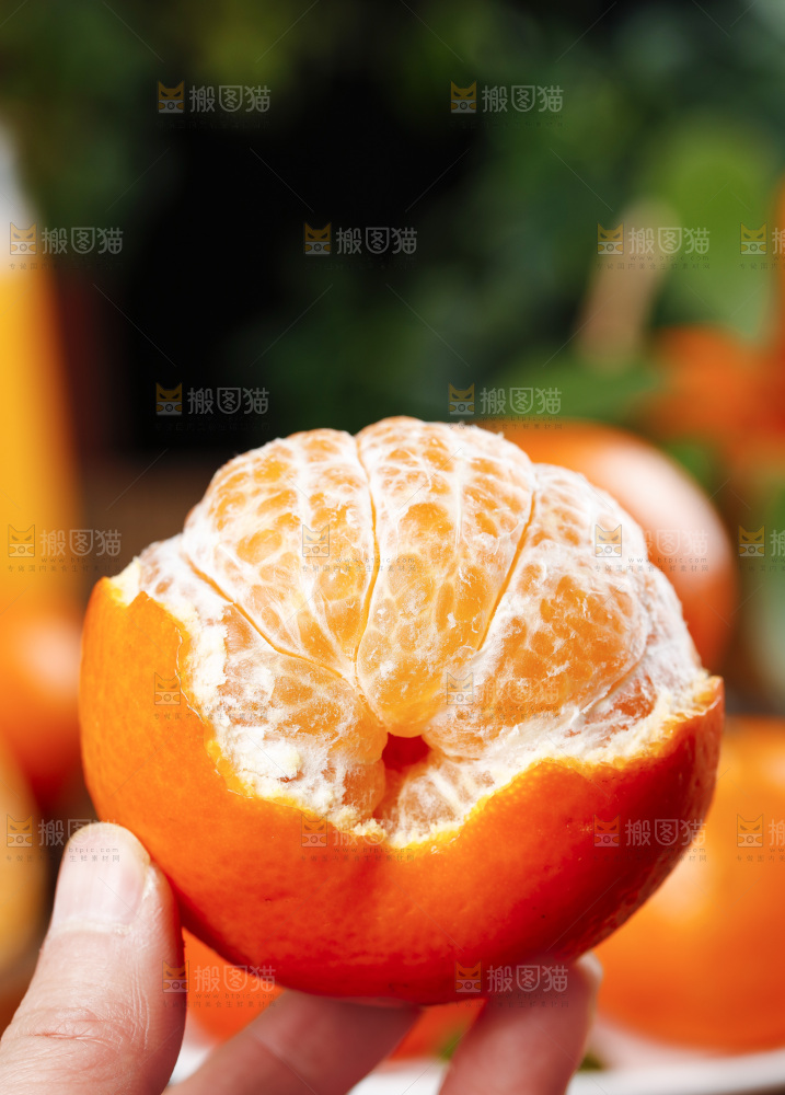 手拿剥皮的皇帝柑
