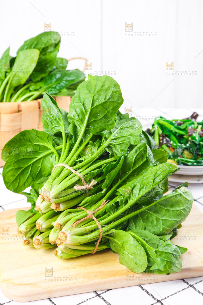 白格子底上的嫩菠菜