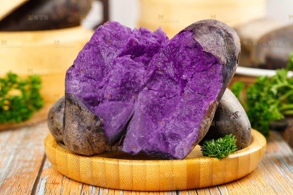 盘子里装着黑紫马铃薯