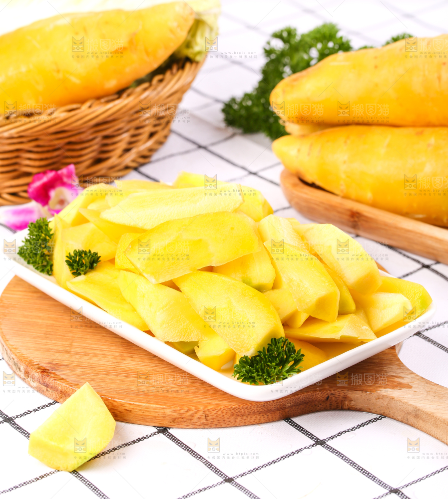 木板上的新鲜胡萝卜