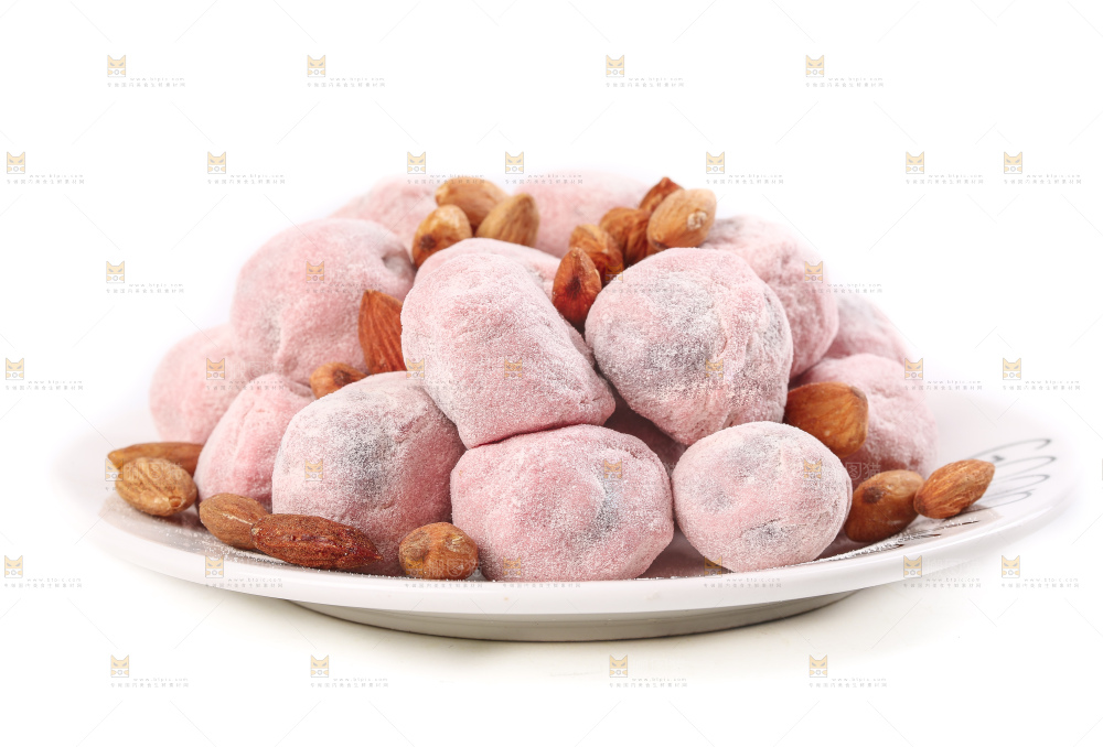 一盘草莓味奶枣放在白底上