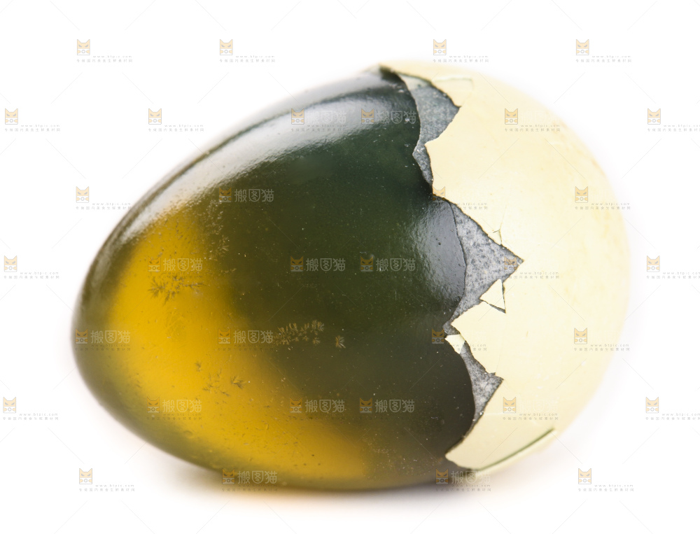 白底上放着新鲜鹌鹑皮蛋