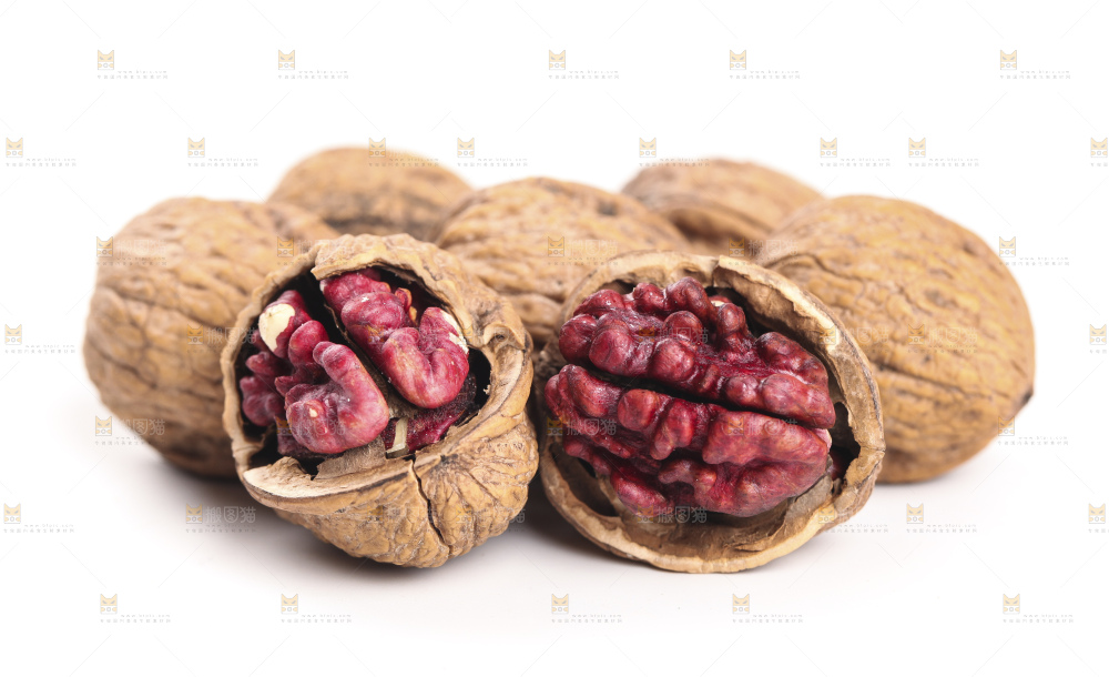 白底上的红仁核桃